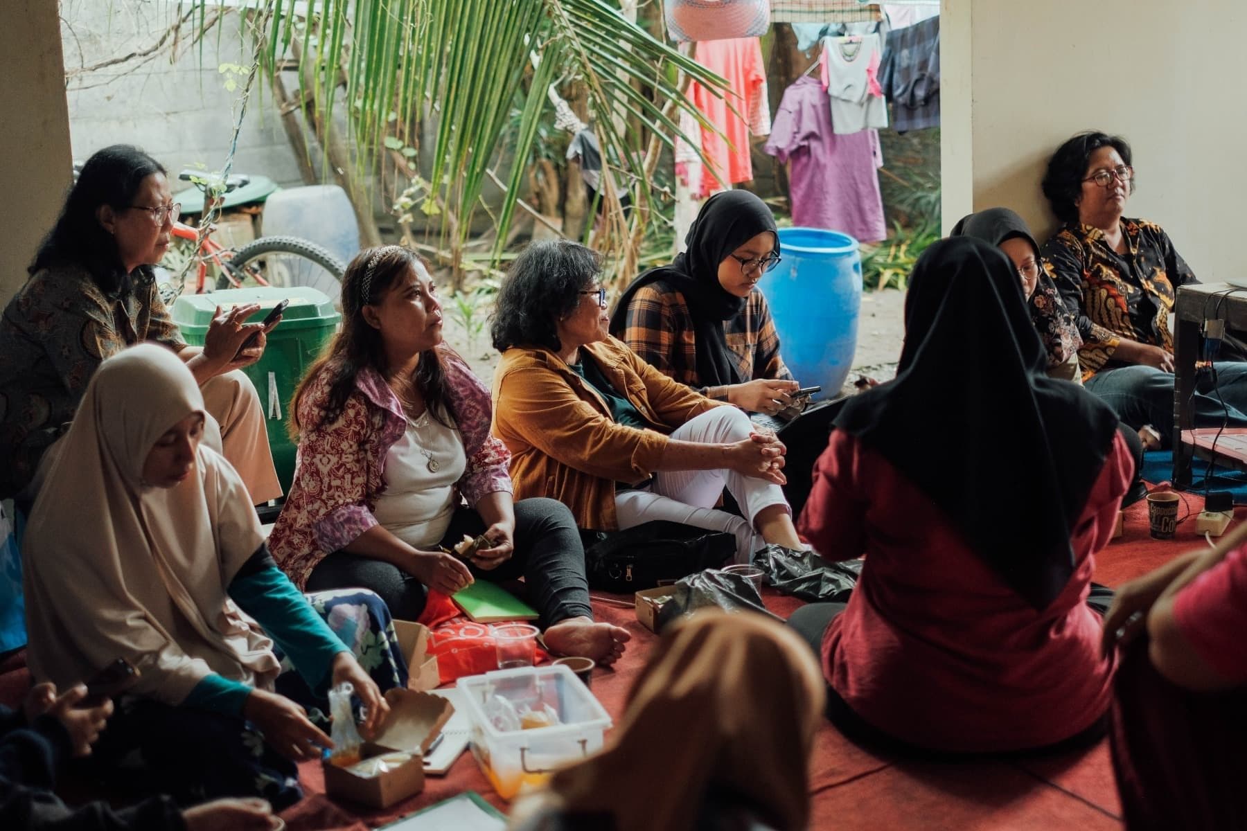 Foto Bu Ida sedang menjelaskan materi dan duduk bersama peserta lainnya dengan suasana diskusi kelompok.