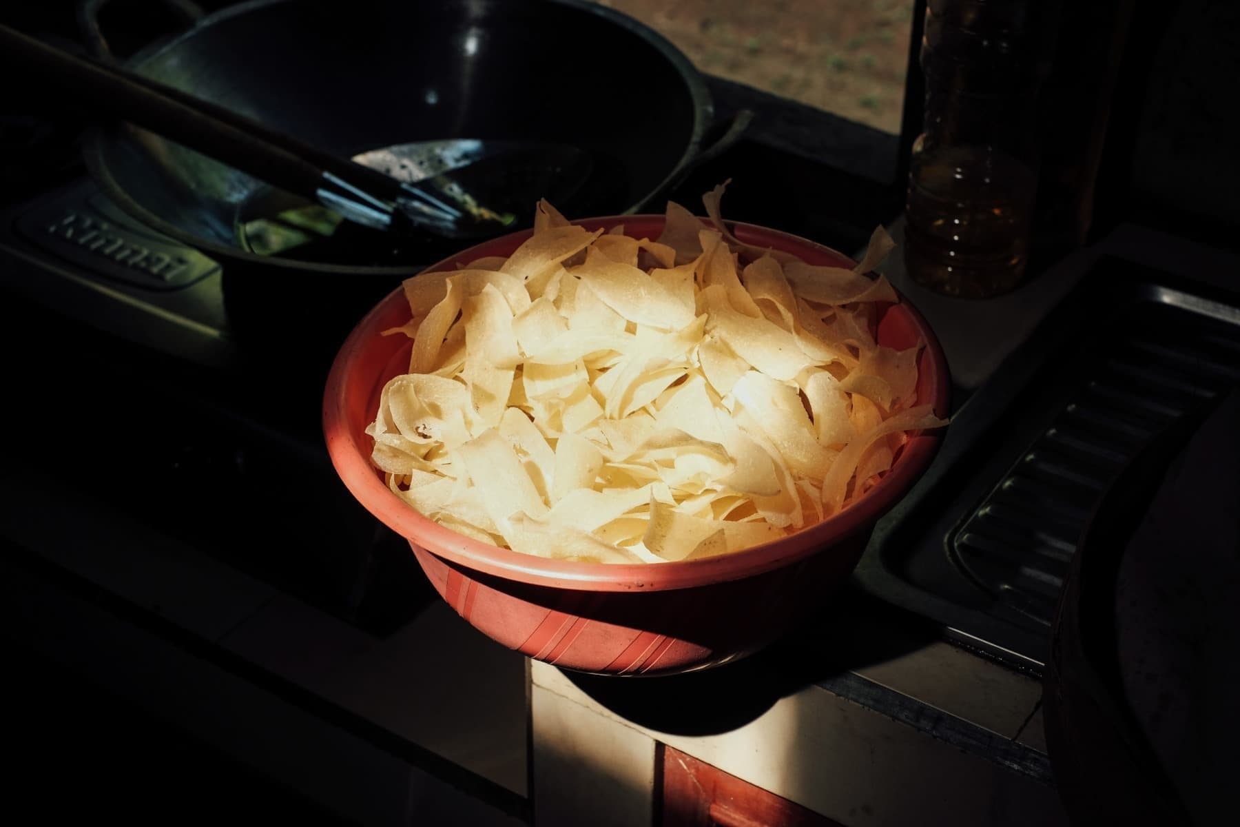 Foto sebuah wadah berisi lempengan keripik gatot yang akan digoreng